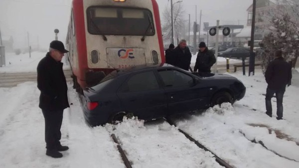 Τρένο παρέσυρε αυτοκίνητο στη Ν. Βύσσα