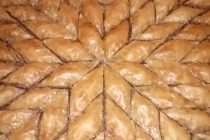 Μ’ έναν μπακλαβά μπορείς να ταξιδέψεις…να θυμηθείς στιγμές και εικόνες…να σκαλίσεις την μνήμη και να ξαναβάλεις κανέλα και γαρύφαλο…