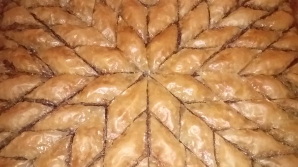 Μ’ έναν μπακλαβά μπορείς να ταξιδέψεις…να θυμηθείς στιγμές και εικόνες…να σκαλίσεις την μνήμη και να ξαναβάλεις κανέλα και γαρύφαλο…