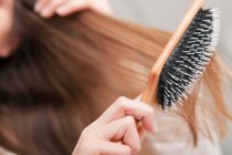 tip για να μην λαδώνουν τα μαλλιά