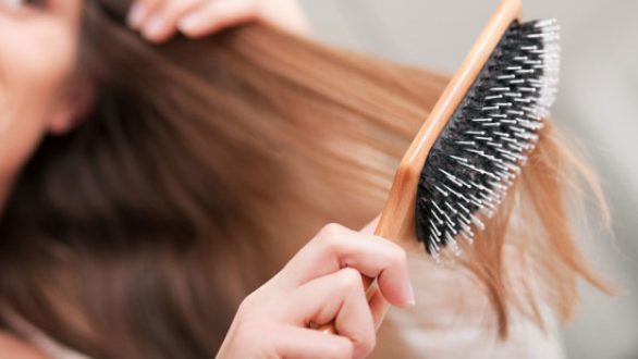 tip για να μην λαδώνουν τα μαλλιά