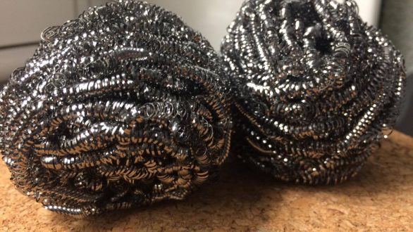 Με ένα συρματάκι κατσαρόλας θα κάνετε τα φυτά σας πιο δυνατά!