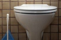 Καθαρίστε την τουαλέτα με γιαούρτι!