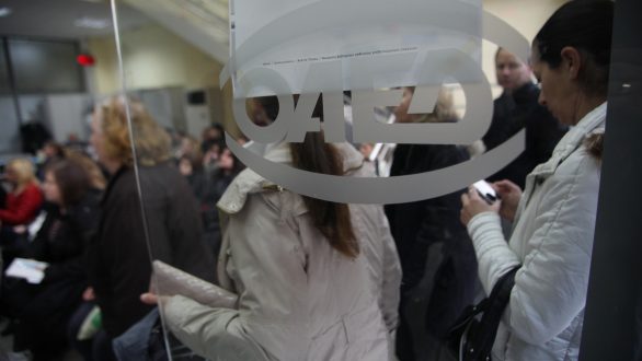 Καραμεσίνη: Οι 12 παροχές της κάρτας ανεργίας του ΟΑΕΔ