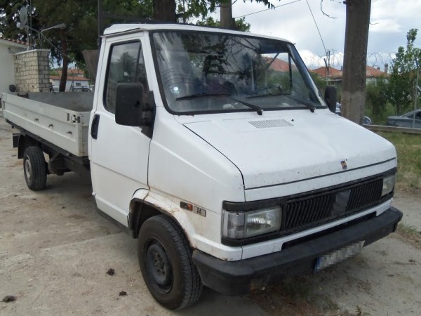 Σύλληψη στο Θούριο για μεταφορά μεταναστών σε κρύπτη καρότσας φορτηγού 