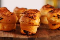 Πίτσα-μάφιν με μανιτάρια και χαλούμι