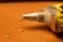 Έτσι θα βγάλετε την κόλλα από τα ρούχα!