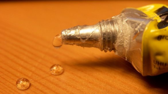 Έτσι θα βγάλετε την κόλλα από τα ρούχα!