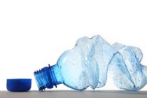 Ποιοι κίνδυνοι «κρύβονται» στο ξαναγέμισμα των πλαστικών μπουκαλιών με νερό