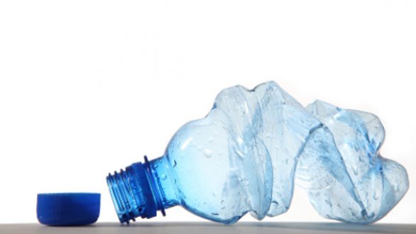 Ποιοι κίνδυνοι «κρύβονται» στο ξαναγέμισμα των πλαστικών μπουκαλιών με νερό