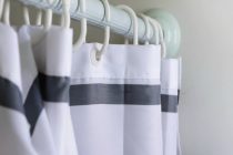 Πώς να καθαρίσετε την κουρτίνα του μπάνιου από τη μούχλα
