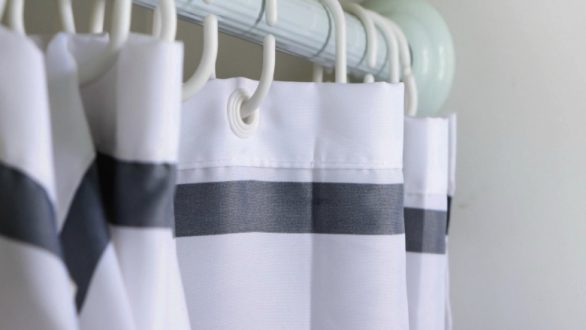 Πώς να καθαρίσετε την κουρτίνα του μπάνιου από τη μούχλα