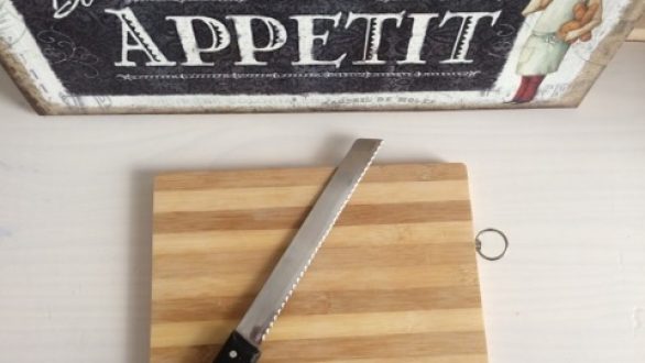 Δείτε πώς πρέπει να καθαρίζετε το ξύλο κοπής!