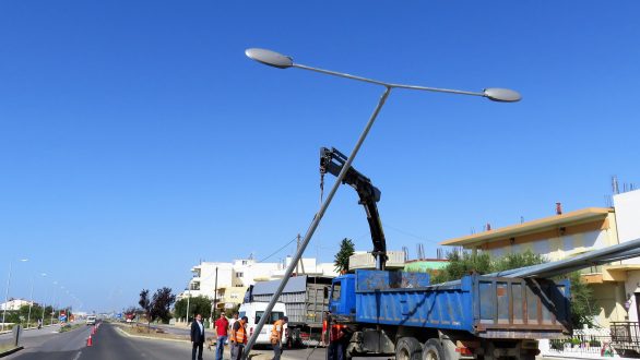 Πενήντα τέσσερις νέοι ιστοί οδικού φωτισμού τοποθετήθηκαν στον Απαλό