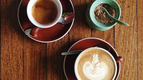 Καφές και τσάι: Πόση καφεΐνη περιέχει το κάθε ρόφημα και ποιο είναι πιο υγιεινό
