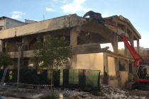 Γκρεμίζεται το “κουφάρι” πίσω από το δημαρχείο Ορεστιάδας