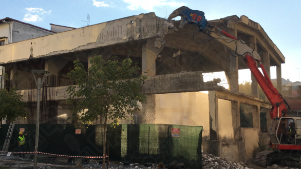 Γκρεμίζεται το “κουφάρι” πίσω από το δημαρχείο Ορεστιάδας