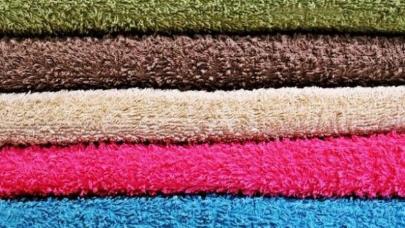 Αυτό είναι το κόλπο για να μην ξεβάφουν οι χρωματιστές πετσέτες