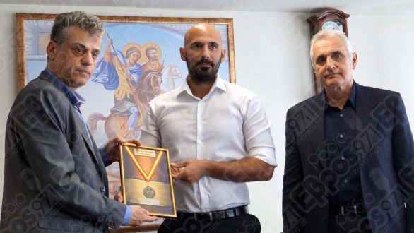 Τίμησε τον Νίκο Σαμάρα ο παγκόσμιος πρωταθλητής Απόστολος Χαριτωνίδης