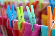 Πώς να εξαφανίσετε την κιτρινίλα από τα λευκά ρούχα