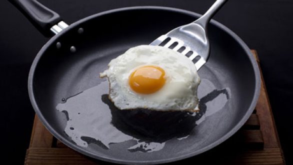 Τρεις συνήθειες που καταστρέφουν τα αντικολλητικά σκεύη