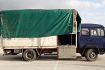 Διακινητής έκρυβε οκτώ άτομα σε φορτηγό με δέματα χόρτου