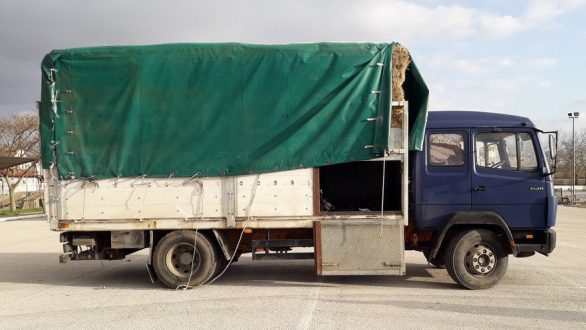Διακινητής έκρυβε οκτώ άτομα σε φορτηγό με δέματα χόρτου