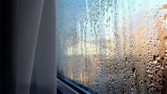 Τρεις τρόποι να περιορίσετε την υγρασία από τους τοίχους του σπιτιού σας