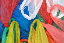 Μετά τις σακούλες μπαίνει «χαράτσι» και στα πλαστικά ποτήρια