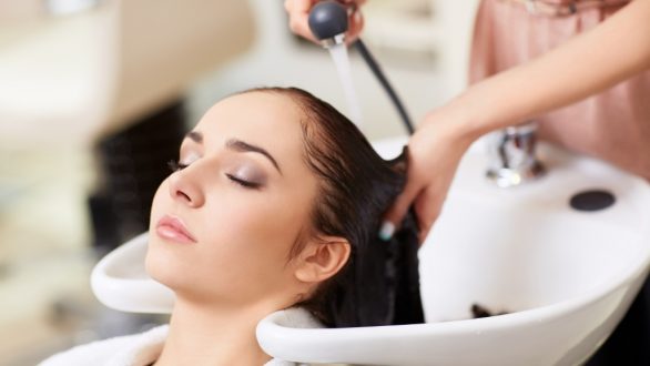 Μειώνεται η απαιτούμενη προϋπηρεσία για άδεια κομμωτή και τεχνίτη νυχιών