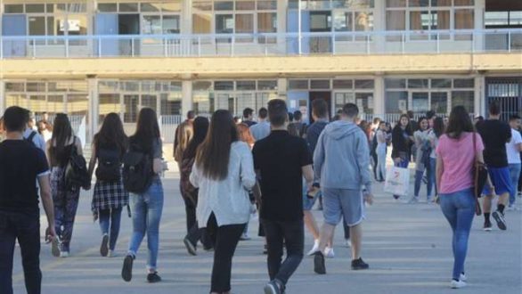 Χ. Κουσινίδης για έναρξη σχολικής χρονιάς: Άσχετοι και επικίνδυνοι στο Υπουργείο Παιδείας