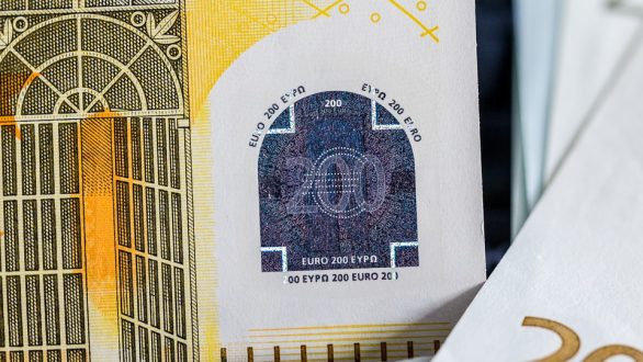 Έρχονται νέα χαρτονομίσματα 100 και 200 ευρώ