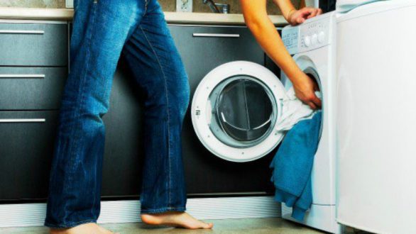 Το κόλπο για να καταλάβετε αν ένα ρούχο σας ξεβάφει