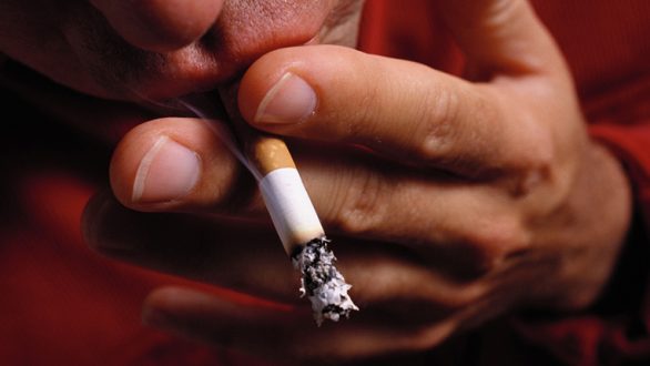 Ποινές για όσους καπνίζουν με παιδιά στο ΙΧ