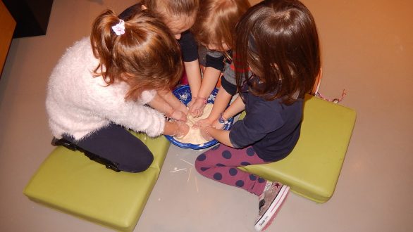 “Λαγανοζυμώματα”:  Γιορτάζοντας την Αποκριά στο Μουσείο Μετάξης