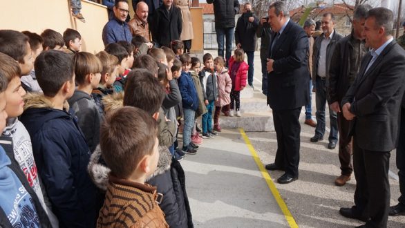 Δύο νέες σχολικές αίθουσες εγκαινίασε στο Μ.Δέρειο ο Καμμένος