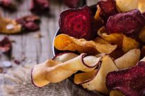 Έτσι θα φτιάξετε τα πιο νόστιμα τσιπς λαχανικών