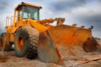 110.000.000 ευρώ στους Δήμους για μηχανήματα έργου και συντήρηση σχολικών κτιρίων