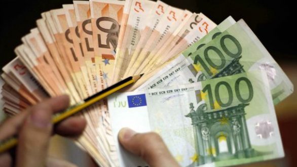 Ένστολοι, γιατροί και δικηγόροι περιμένουν 1 δισ. ευρώ