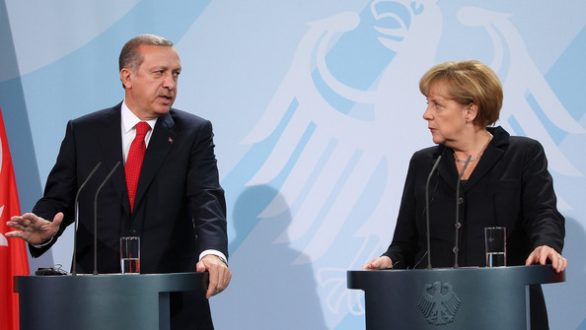 Παρέμβαση Μέρκελ στον Ερντογάν για τους δύο στρατιωτικούς