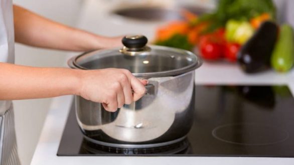 Το φρούτο που μπορεί να κάνει τις κατσαρόλες σαν καινούριες