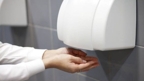 Τα στεγνωτήρια χεριών ψεκάζουν στα χέρια μας… σωματίδια από τις ακαθαρσίες της τουαλέτας