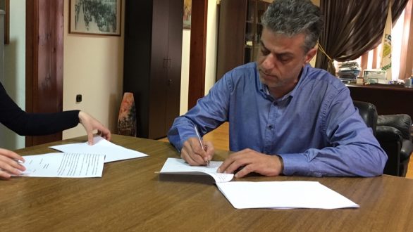 Υπογράφηκε η σύμβαση για την πλατεία της Πτελέας