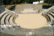 “Οι καρέκλες” του Ιονέσκο στο Δημοτικό Αμφιθέατρο Φερών