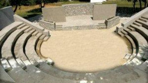 “Οι καρέκλες” του Ιονέσκο στο Δημοτικό Αμφιθέατρο Φερών