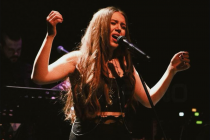 Η Νικόλ Σαραβάκου μας συστήνεται τραγουδώντας Βασίλη Τσιτσάνη σ’ ένα ντουέτο με τον Γιώργο Νταλάρα.