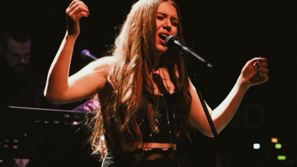 Η Νικόλ Σαραβάκου μας συστήνεται τραγουδώντας Βασίλη Τσιτσάνη σ’ ένα ντουέτο με τον Γιώργο Νταλάρα.