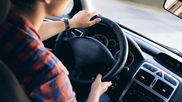 Γεγονός το δίπλωμα οδήγησης από τα 17 – Πότε θα πιάνουν τιμόνι οι δόκιμοι 17αρηδες οδηγοί