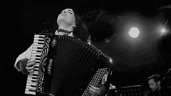 Στο Χόλιγουντ η μουσική της εβρίτισσας Ζωής Τηγανούρια