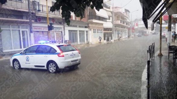 Η Τροχαία έκλεισε κεντρικό δρόμο στο Διδυμότειχο λόγω βροχόπτωσης